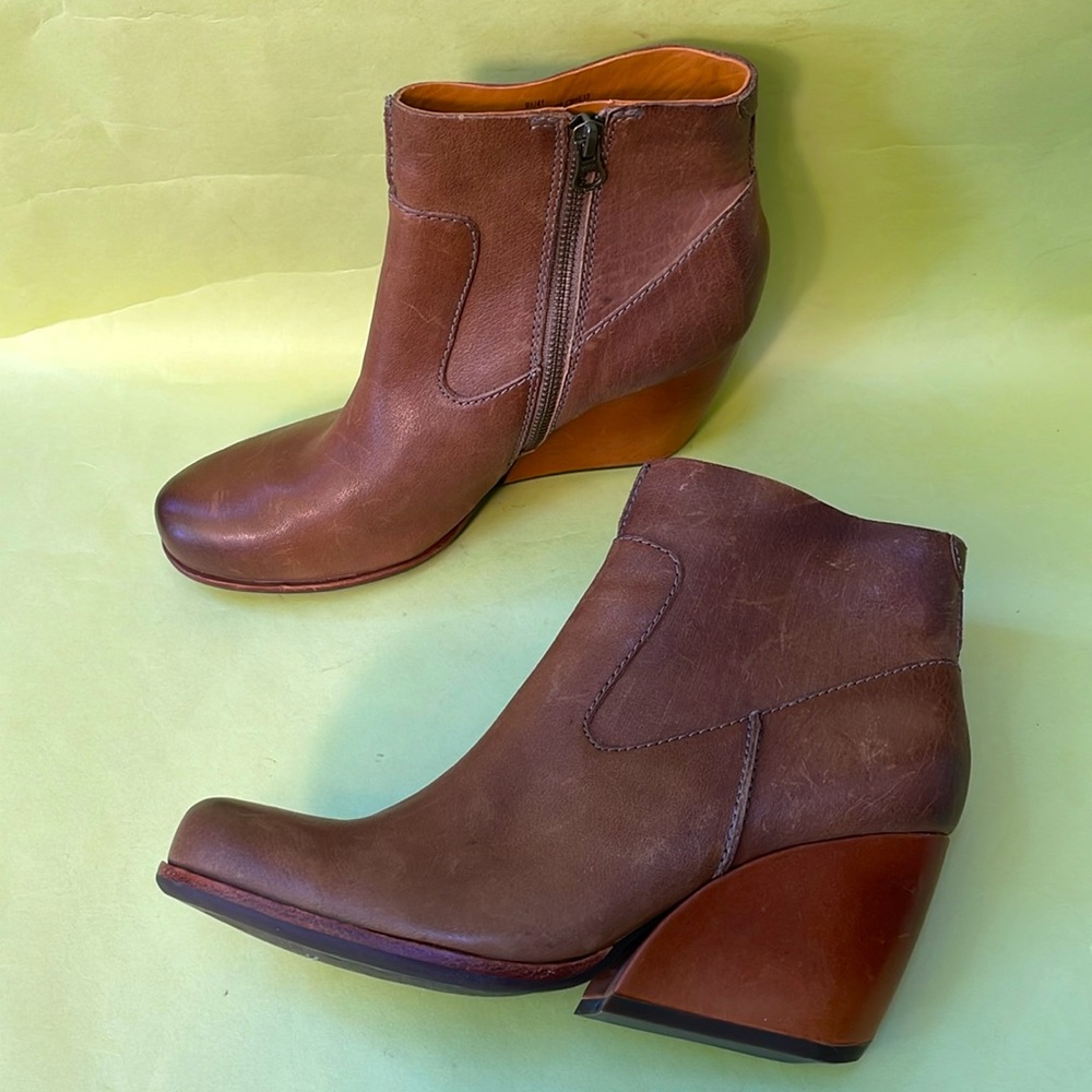 New dark tan Kork-Ease leather booties